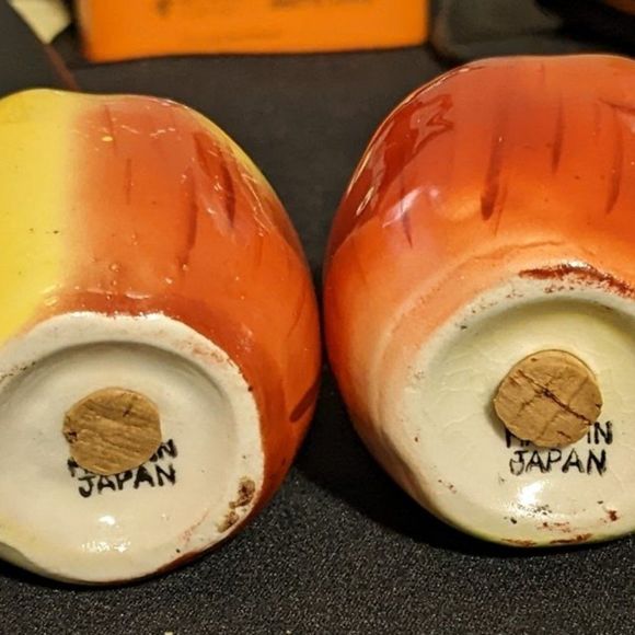 Apple Shaped Salt and Pepper Shaker Made in Japan - Picture 4 of 14